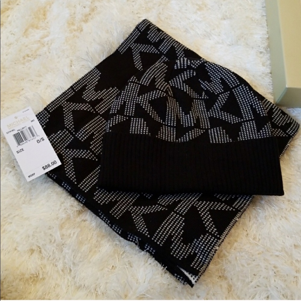 SOLD OUT Michael Kors Scarf Hat Set Black/White